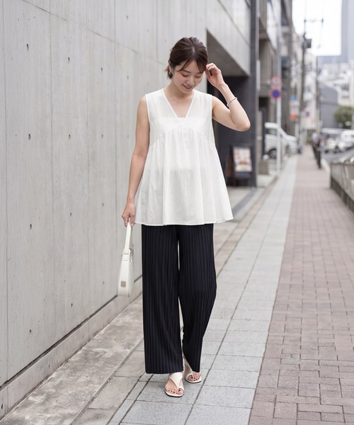 STYLE DELI(スタイルデリ)の「質感加工Vネックギャザーブラウス(Tシャツ/カットソー・レディース・ホワイト/ネイビー・FREE)」の7枚目の写真