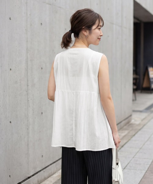 STYLE DELI(スタイルデリ)の「質感加工Vネックギャザーブラウス(Tシャツ/カットソー・レディース・ホワイト/ネイビー・FREE)」の8枚目の写真