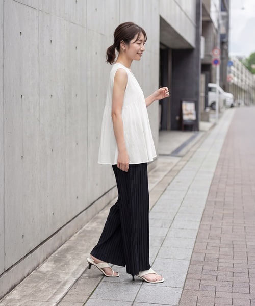 STYLE DELI(スタイルデリ)の「質感加工Vネックギャザーブラウス(Tシャツ/カットソー・レディース・ホワイト/ネイビー・FREE)」の9枚目の写真