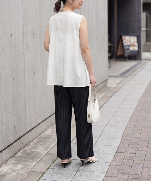 STYLE DELI(スタイルデリ)の「質感加工Vネックギャザーブラウス(Tシャツ/カットソー・レディース・ホワイト/ネイビー・FREE)」の10枚目の写真