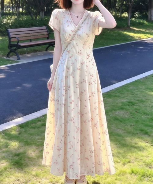 LUCPY(ラクピー)の「小花柄カシュクールフレアワンピース(ワンピース・レディース・ホワイト・LARGE/SMALL/MEDIUM)」の2枚目の写真