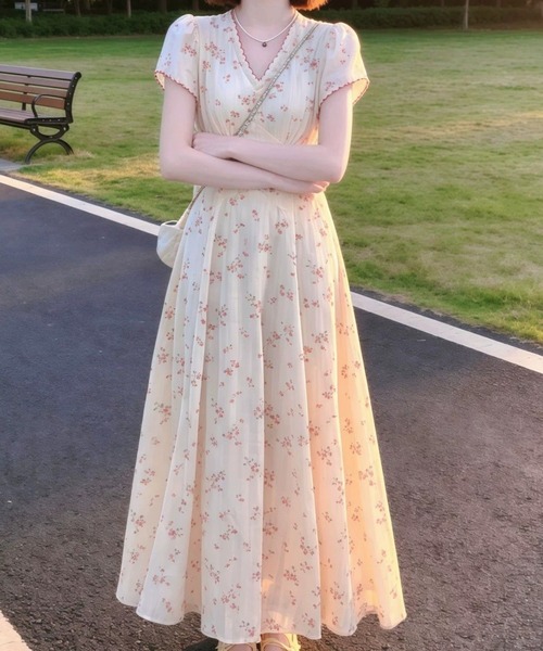 LUCPY(ラクピー)の「小花柄カシュクールフレアワンピース(ワンピース・レディース・ホワイト・LARGE/SMALL/MEDIUM)」の3枚目の写真
