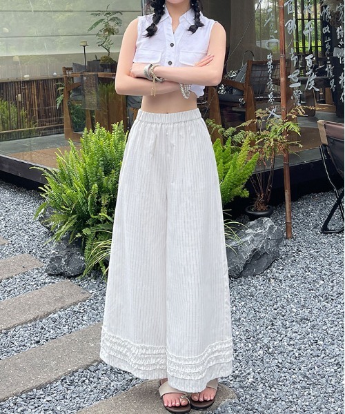 &soiree(アンドソワレ)の「裾フリル付きストライプイージーワイドパンツ(その他パンツ・レディース・グレー/ベージュ/オフホワイト・X-LARGE/LARGE/MEDIUM/SMALL)」の4枚目の写真