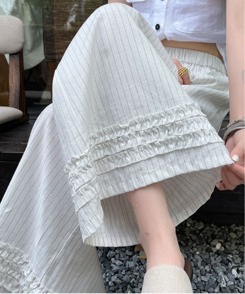 &soiree(アンドソワレ)の「裾フリル付きストライプイージーワイドパンツ(その他パンツ・レディース・グレー/ベージュ/オフホワイト・X-LARGE/LARGE/MEDIUM/SMALL)」の5枚目の写真
