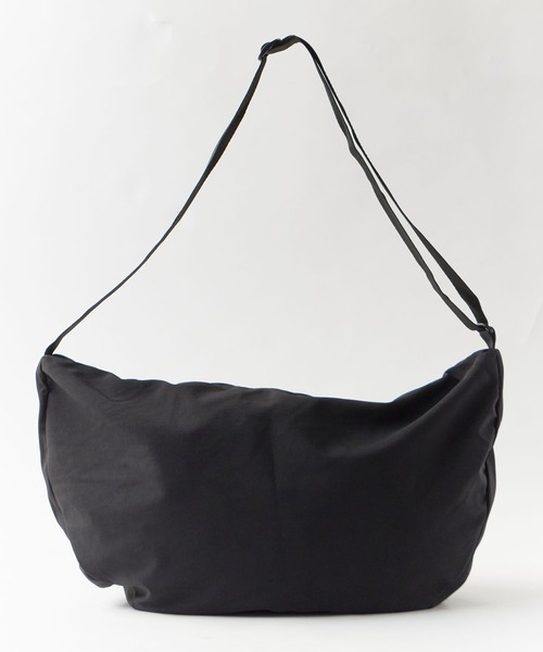 Chick（チック）の「Half Moon Big Shoulder Bag / ハーフムーン ビッグ ショルダーバッグ ワンハンドルバッグ ラウンド型 大容量 旅行 通勤 通学 レディース メンズ 2026年 夏 夏服（ショルダーバッグ・レディース・ベージュ/ブラック/アイボリー・FREE）」の3枚目の写真