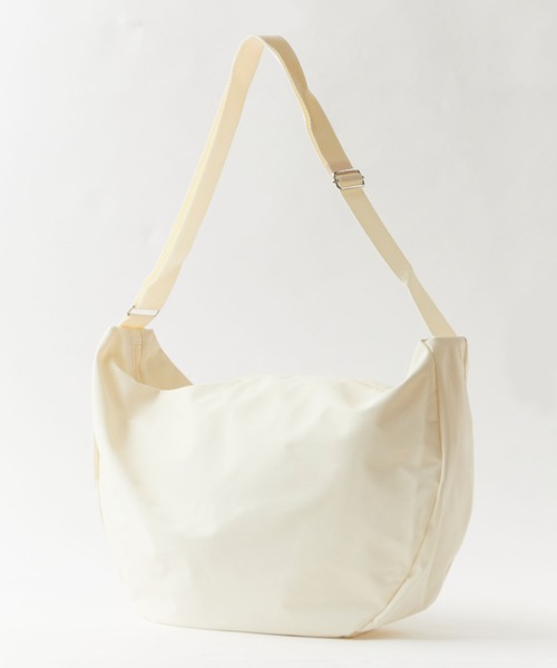 Chick（チック）の「Half Moon Big Shoulder Bag / ハーフムーン ビッグ ショルダーバッグ ワンハンドルバッグ ラウンド型 大容量 旅行 通勤 通学 レディース メンズ 2026年 夏 夏服（ショルダーバッグ・レディース・ベージュ/ブラック/アイボリー・FREE）」の4枚目の写真