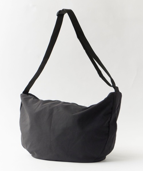 Chick（チック）の「Half Moon Big Shoulder Bag / ハーフムーン ビッグ ショルダーバッグ ワンハンドルバッグ ラウンド型 大容量 旅行 通勤 通学 レディース メンズ 2026年 夏 夏服（ショルダーバッグ・レディース・ベージュ/ブラック/アイボリー・FREE）」の5枚目の写真