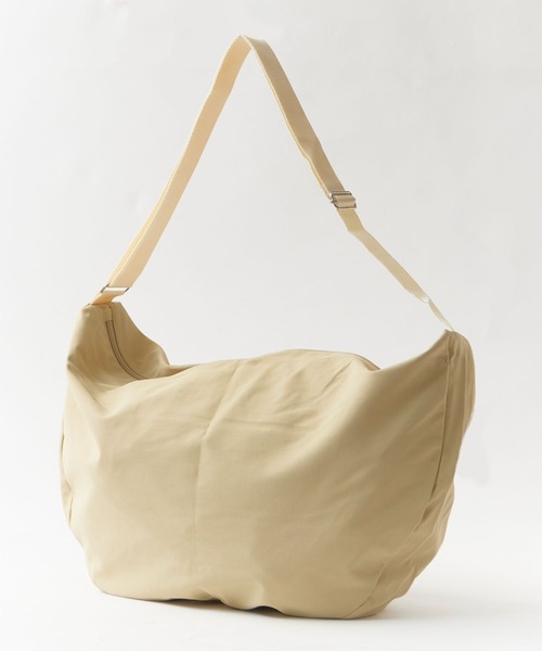 Chick（チック）の「Half Moon Big Shoulder Bag / ハーフムーン ビッグ ショルダーバッグ ワンハンドルバッグ ラウンド型 大容量 旅行 通勤 通学 レディース メンズ 2026年 夏 夏服（ショルダーバッグ・レディース・ベージュ/ブラック/アイボリー・FREE）」の6枚目の写真
