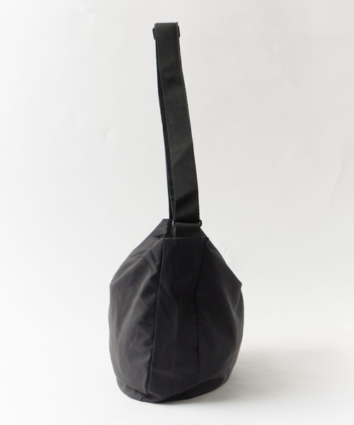 Chick（チック）の「Half Moon Big Shoulder Bag / ハーフムーン ビッグ ショルダーバッグ ワンハンドルバッグ ラウンド型 大容量 旅行 通勤 通学 レディース メンズ 2026年 夏 夏服（ショルダーバッグ・レディース・ベージュ/ブラック/アイボリー・FREE）」の9枚目の写真