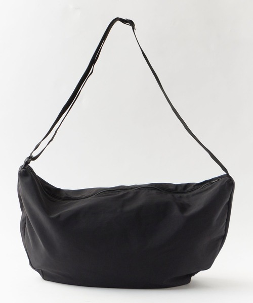 Chick（チック）の「Half Moon Big Shoulder Bag / ハーフムーン ビッグ ショルダーバッグ ワンハンドルバッグ ラウンド型 大容量 旅行 通勤 通学 レディース メンズ 2026年 夏 夏服（ショルダーバッグ・レディース・ベージュ/ブラック/アイボリー・FREE）」の10枚目の写真