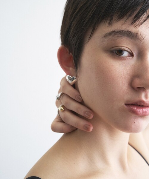 Soierie(ソワリー)の「soierie|Single heart pierce(ピアス(両耳用)・レディース・シルバー・00)」の2枚目の写真
