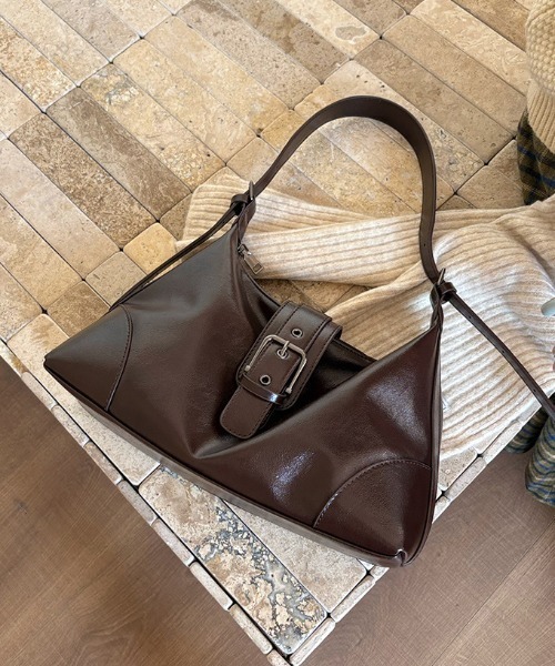 LAC-VERT(ラック・ヴェール)の「【500mlペットボトル収納可能】フロントベルトショルダーバッグ(ショルダーバッグ・レディース・ブラック/ブラウン・FREE)」の4枚目の写真