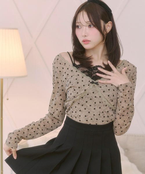 Rmine(アールマイン)の「ハートドット柄 Vネックトップス(Tシャツ/カットソー・レディース・ホワイト/ベージュ/チャコール・FREE)」の1枚目の写真