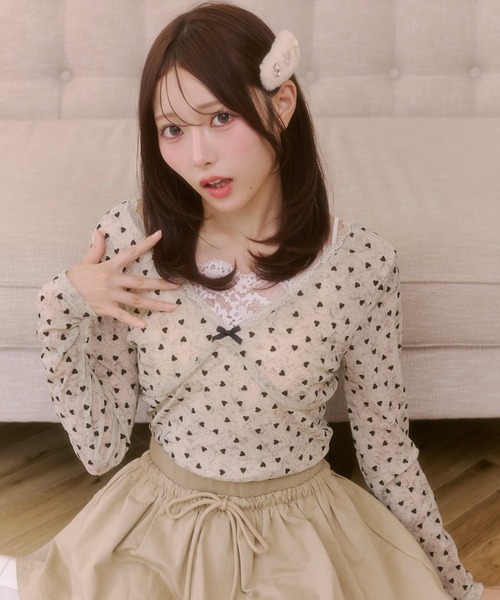 Rmine(アールマイン)の「ハートドット柄 Vネックトップス(Tシャツ/カットソー・レディース・ホワイト/ベージュ/チャコール・FREE)」の2枚目の写真