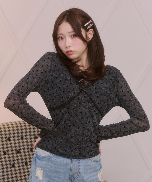 Rmine(アールマイン)の「ハートドット柄 Vネックトップス(Tシャツ/カットソー・レディース・ホワイト/ベージュ/チャコール・FREE)」の3枚目の写真
