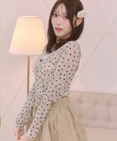Rmine(アールマイン)の「ハートドット柄 Vネックトップス(Tシャツ/カットソー・レディース・ホワイト/ベージュ/チャコール・FREE)」の4枚目の写真