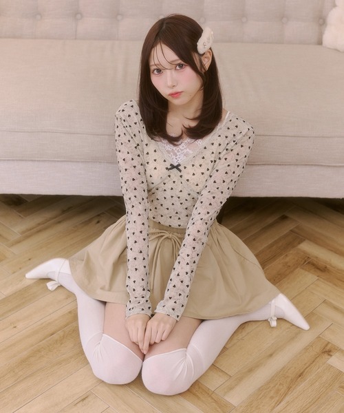 Rmine(アールマイン)の「ハートドット柄 Vネックトップス(Tシャツ/カットソー・レディース・ホワイト/ベージュ/チャコール・FREE)」の5枚目の写真
