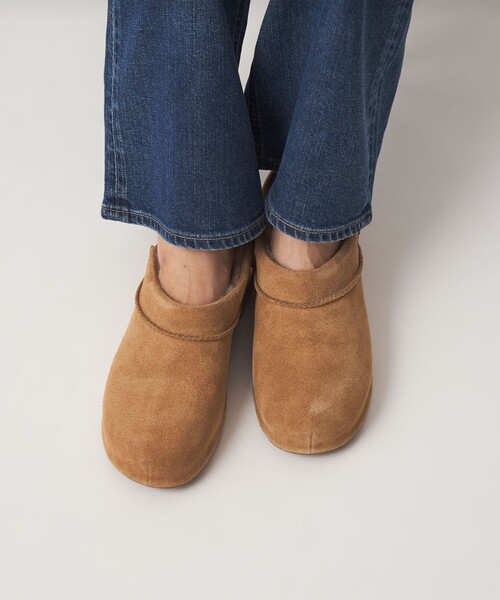 UGG(アグ)の「【WEB限定】<UGG>エンラップ クロッグ シューズ(スリッポン・レディース・ブラック/ブラウン系・7/5/6/8)」の4枚目の写真