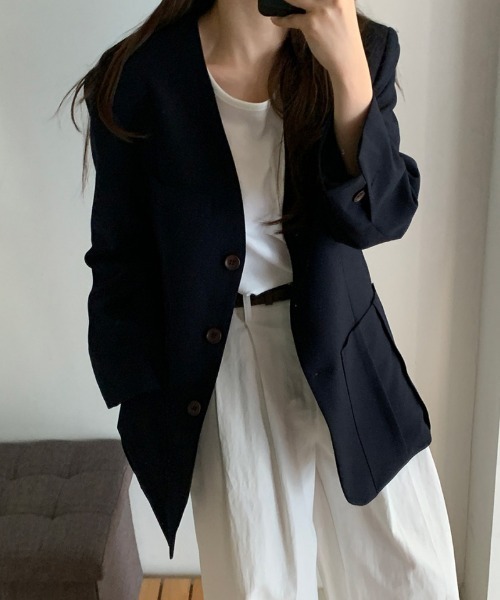 Aelina(エリナ)の「Vネックシングルブレストテーラードジャケット(ノーカラージャケット・レディース・ダークブルー/ベージュ・FREE)」の12枚目の写真