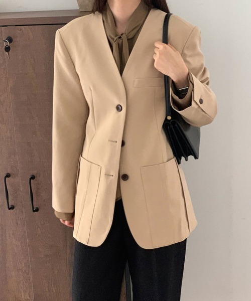 Aelina(エリナ)の「Vネックシングルブレストテーラードジャケット(ノーカラージャケット・レディース・ダークブルー/ベージュ・FREE)」の17枚目の写真