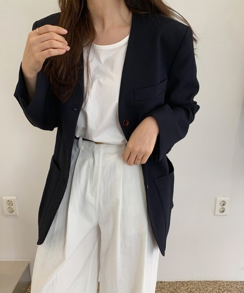 Aelina(エリナ)の「Vネックシングルブレストテーラードジャケット(ノーカラージャケット・レディース・ダークブルー/ベージュ・FREE)」の8枚目の写真