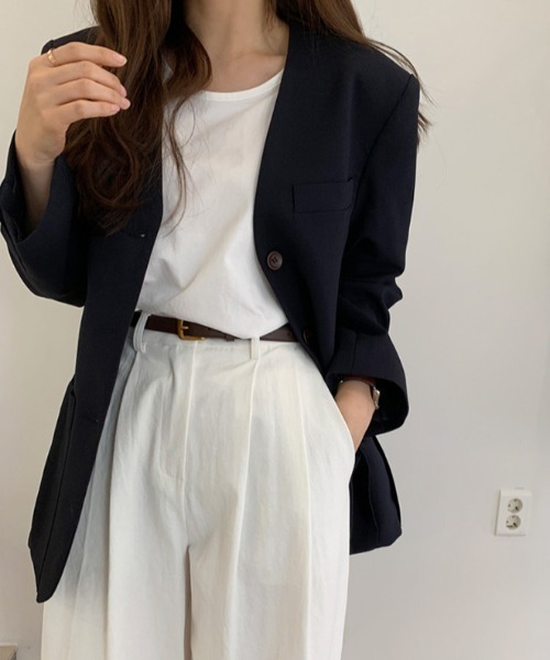 Aelina(エリナ)の「Vネックシングルブレストテーラードジャケット(ノーカラージャケット・レディース・ダークブルー/ベージュ・FREE)」の7枚目の写真