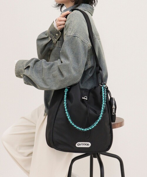 fredy emue(フレディエミュ)の「《別注》【OUTDOOR PRODUCTS】アレンジハンドルドロストバッグ(ショルダーバッグ・レディース・アイボリー/ブラック/ブラウン・FREE)」の2枚目の写真