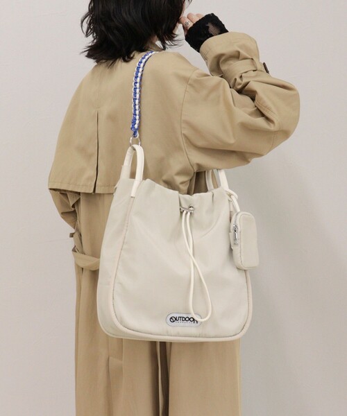 fredy emue(フレディエミュ)の「《別注》【OUTDOOR PRODUCTS】アレンジハンドルドロストバッグ(ショルダーバッグ・レディース・アイボリー/ブラック/ブラウン・FREE)」の6枚目の写真