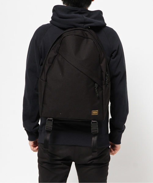 PORTER(ポーター)の「STANDARD CALIFORNIA / デイパック(バックパック/リュック・メンズ・ブラック/オリーブ・ONE SIZE)」の3枚目の写真