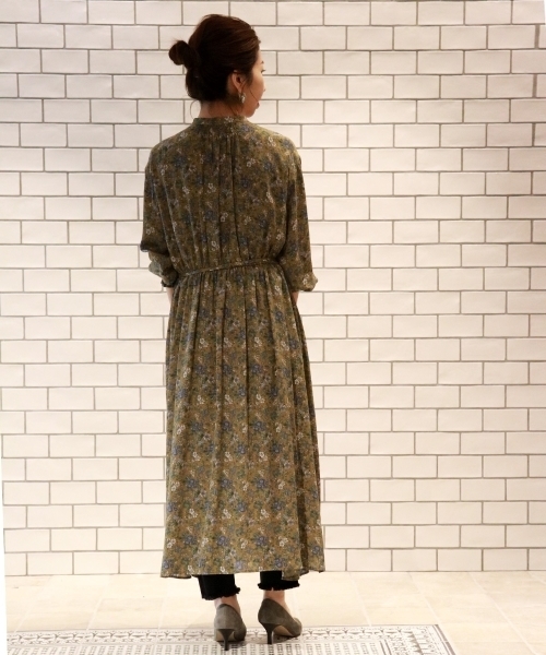 le.coeur blanc（ルクールブラン）の「【WEB限定PRICE】ビンテージフラワーロングシャツワンピース（シャツワンピース・レディース・イエロー系その他/レッド系その他2・FREE）」の5枚目の写真