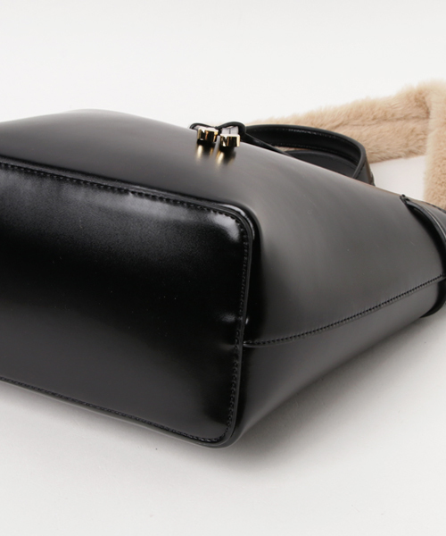 FREE'S MART（フリーズマート）の「ファーハンドル3WAYショルダーバッグ（ショルダーバッグ・レディース・ベージュ/ブラック/レッド・ﾌﾘ-）」の8枚目の写真