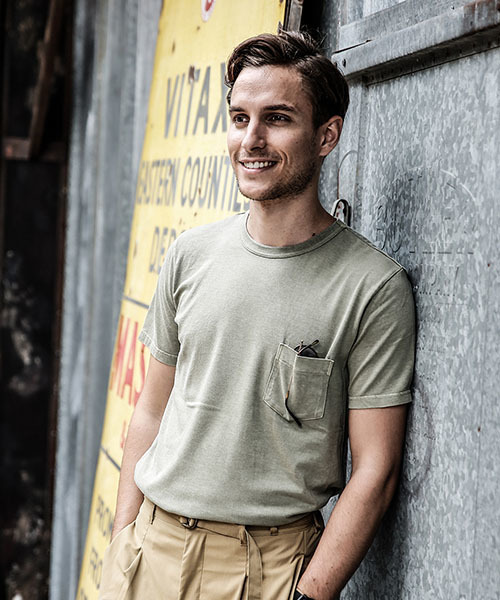 MR.OLIVE(ミスターオリーブ)の「ピグメントダイ レーヨン/コットン天竺 / ワンポイント Tシャツ(Tシャツ/カットソー・メンズ・カーキ/オフホワイト/サーモンピンク/ネイビー・LARGE/SMALL/MEDIUM/X-LARGE)」の17枚目の写真
