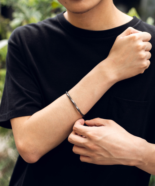 WEGO（ウィゴー）の「WEGO/ツイストメタルバングル（バングル/リストバンド・メンズ・ブラック/シルバー・FREE）」の2枚目の写真