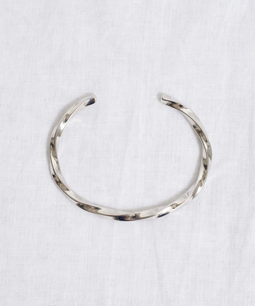 WEGO（ウィゴー）の「WEGO/ツイストメタルバングル（バングル/リストバンド・メンズ・ブラック/シルバー・FREE）」の5枚目の写真