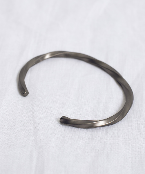 WEGO（ウィゴー）の「WEGO/ツイストメタルバングル（バングル/リストバンド・メンズ・ブラック/シルバー・FREE）」の4枚目の写真