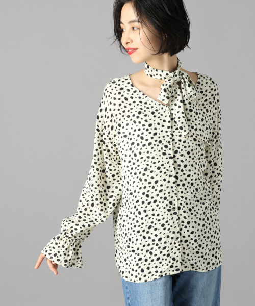 LOWRYS FARM（ローリーズファーム）の「ダルメシアンボウタイブラウス　848406（シャツ/ブラウス・レディース・ブラック/ブラウン/アイボリー・FREE）」の2枚目の写真