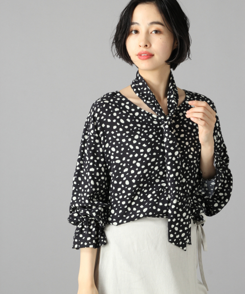 LOWRYS FARM（ローリーズファーム）の「ダルメシアンボウタイブラウス　848406（シャツ/ブラウス・レディース・ブラック/ブラウン/アイボリー・FREE）」の3枚目の写真