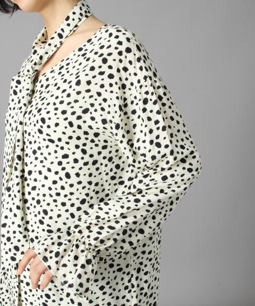LOWRYS FARM（ローリーズファーム）の「ダルメシアンボウタイブラウス　848406（シャツ/ブラウス・レディース・ブラック/ブラウン/アイボリー・FREE）」の12枚目の写真