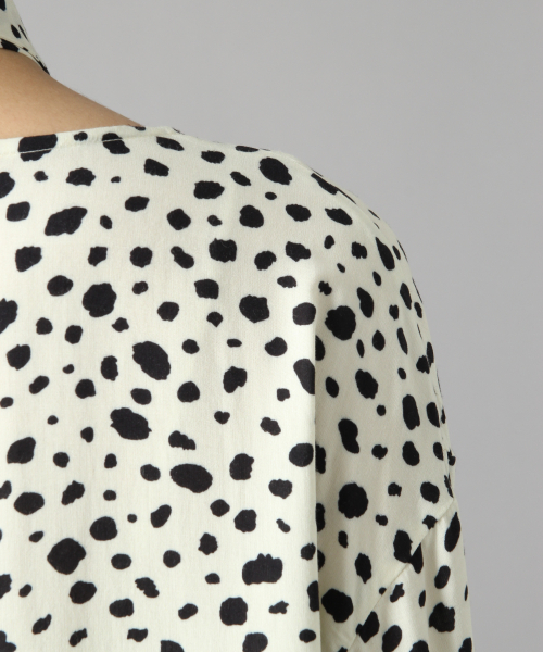 LOWRYS FARM（ローリーズファーム）の「ダルメシアンボウタイブラウス　848406（シャツ/ブラウス・レディース・ブラック/ブラウン/アイボリー・FREE）」の15枚目の写真