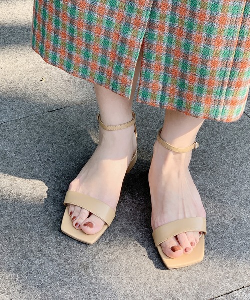 ADAM ET ROPE'(アダムエロペ)の「アンクルストラップフラットサンダル(サンダル・レディース・シルバー/ブラック/ベージュ/ラベンダー・37/38/36)」の3枚目の写真