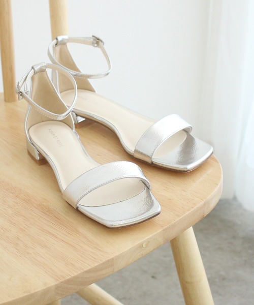 ADAM ET ROPE'(アダムエロペ)の「アンクルストラップフラットサンダル(サンダル・レディース・シルバー/ブラック/ベージュ/ラベンダー・37/38/36)」の4枚目の写真