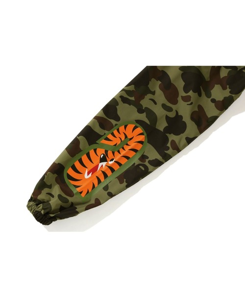 A BATHING APE(アベイシングエイプ)の「1ST CAMO SHARK HOODIE JACKET M(ミリタリージャケット・メンズ・グリーン/イエロー・MEDIUM/LARGE/SMALL/XX-LARGE/X-LARGE)」の7枚目の写真