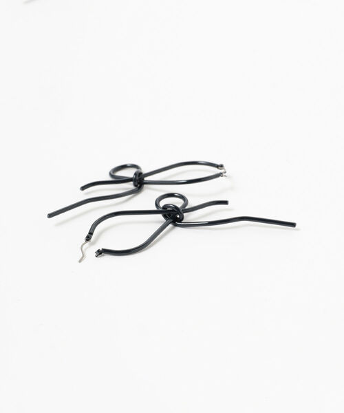 Ray BEAMS（レイビームス）の「Ray BEAMS / リボン結び ピアス（ピアス（両耳用）・レディース・ネイビー/レッド・ONE SIZE）」の4枚目の写真