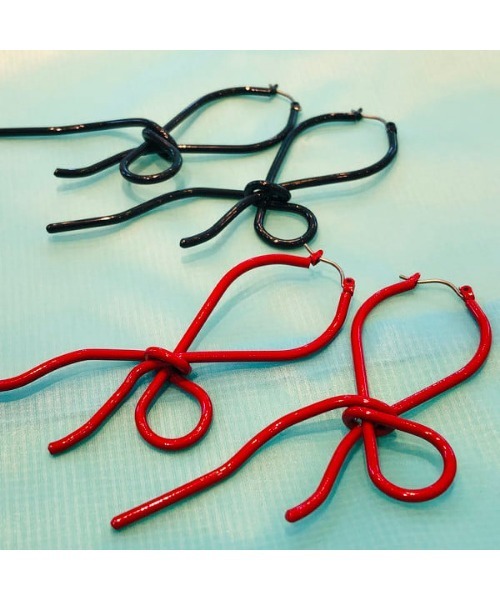 Ray BEAMS（レイビームス）の「Ray BEAMS / リボン結び ピアス（ピアス（両耳用）・レディース・ネイビー/レッド・ONE SIZE）」の5枚目の写真