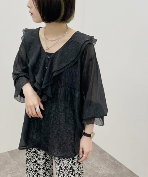 apres jour mignon（アプレジュールミニョン）の「ラメシアーラッフルブラウス 【ZOZOTOWN限定アイテム】（シャツ/ブラウス・レディース・ブラック/ベージュ/アイボリー・フリー/X-LARGE）」の2枚目の写真