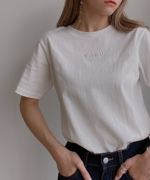 VANNIE U(ヴァニーユー)の「ぷっくりミニ刺繍ロゴTシャツ(Tシャツ/カットソー・レディース・ホワイト/ブラック・FREE)」の1枚目の写真