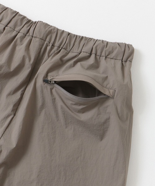 URBAN RESEARCH（アーバンリサーチ）の「AIR NYLON イージーパンツ（その他パンツ・メンズ・ブラック/ベージュ系その他・MEDIUM/LARGE）」の17枚目の写真
