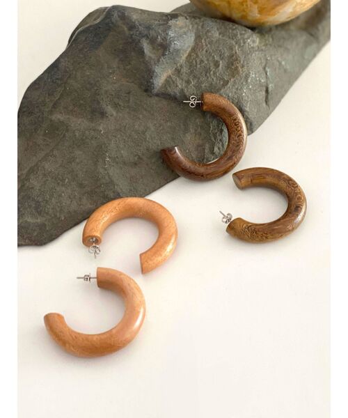 Ungrid（アングリッド）の「ウッドカーブピアス（ピアス（両耳用）・レディース・ブラウン/ベージュ・FREE）」の5枚目の写真