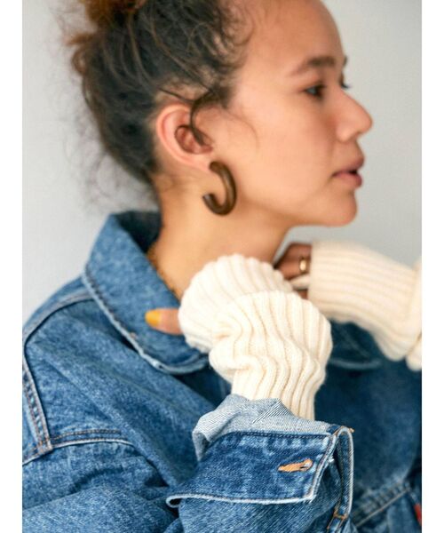 Ungrid（アングリッド）の「ウッドカーブピアス（ピアス（両耳用）・レディース・ブラウン/ベージュ・FREE）」の3枚目の写真