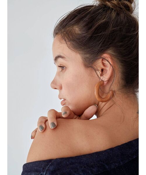 Ungrid（アングリッド）の「ウッドカーブピアス（ピアス（両耳用）・レディース・ブラウン/ベージュ・FREE）」の13枚目の写真